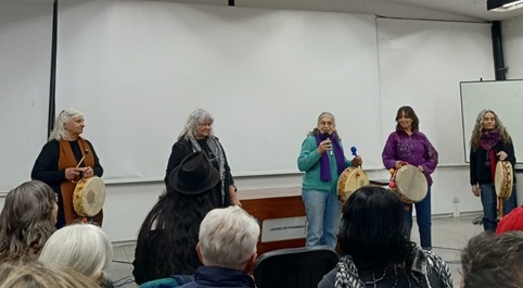 Conferencia de Cierre. Feminismo Comunitario: la academia y las luchas de los pueblos en Abya Yala. Grupo musical de canto colectivo con caja “Las Chicharras”